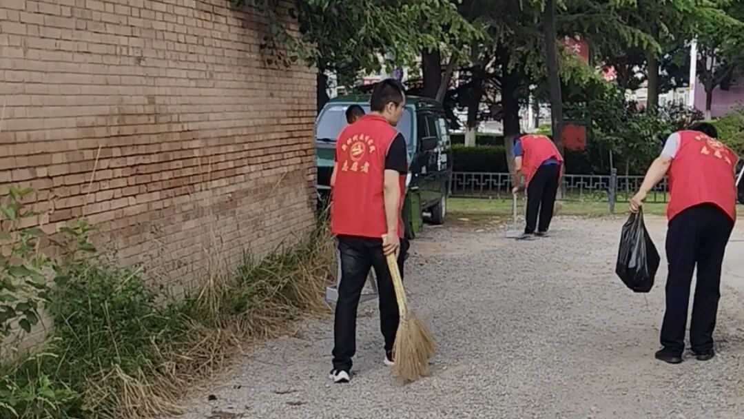 活动中,党员干部们身着红马甲,与社区网格员协同作战,躬身实干。在岐黄大道沿线,志愿服务队逐户走访沿街商铺,耐心细致地宣讲“门前三包”责任制,引导商户自觉落实环境卫生与秩序维护责任。针对辖区内部分背街小巷无人管理的石子路区域,志愿者们发扬不怕脏、不怕累的精神,开展“地毯式”清扫攻坚,全面清理路面及绿化带内的积存垃圾与卫生死角,使原本杂乱的背街小巷焕然一新。