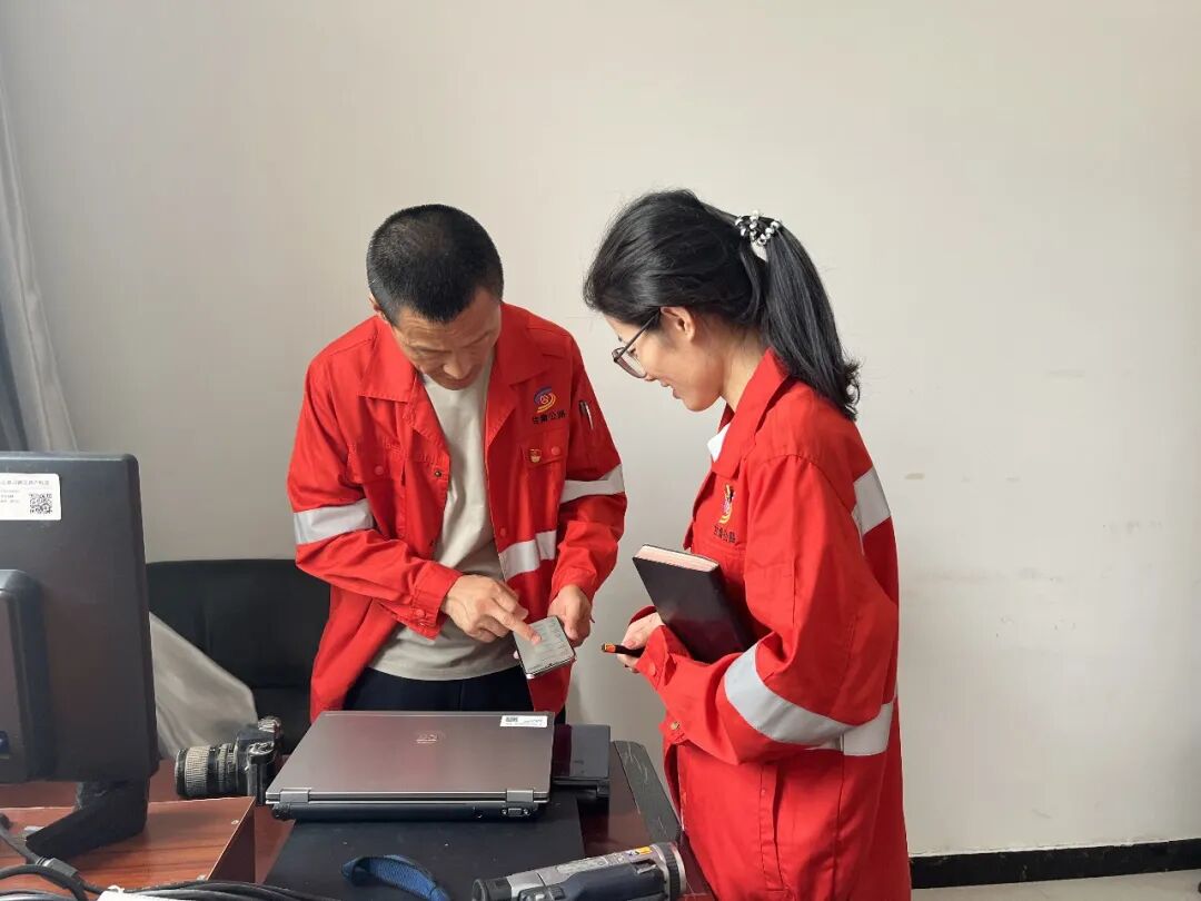 收到上级单位报废批复后,该段第一时间启动后续处置工作,确保全流程闭环落地。资产管理员联合实物保管人员对照批复清单,对报废资产逐一清点、分类归集、统一处置,建立完整处置台账,做到流程可追溯、资料可查阅。工作人员依规处置报废资产残值并上缴国库,及时完成资产卡片注销及账务核销,同步更新固定资产台账与资产管理系统数据,彻底厘清现有资产真实存量,有效解决老旧资产积压、账实不匹配问题,实现账账相符、账实相符。