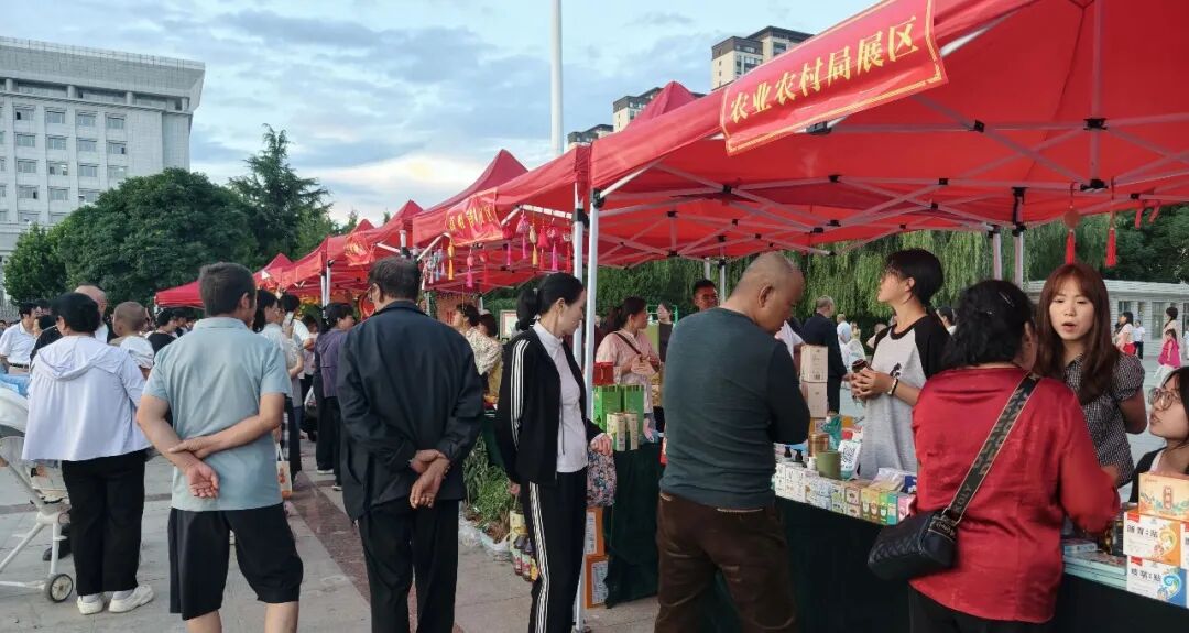 为全方位展现东西部协作成效,合水县在北区乐蟠广场设置了东西部协作招聘区、成果展示区及农产品销售展示区,吸引众多群众驻足参与。成果展示区里,一幅幅生动照片定格了东西部携手共进、协同发展的关键历程与亮眼成果;农产品销售展示区中,合水的特色优质农产品集中亮相,涵盖粮食作物、果蔬生鲜、畜禽产品、特色加工品等多个品类,充分展现了当地农业产业的发展潜力与特色优势。同时,活动还举办了惠民文艺展演,以文艺载体讲好津陇协作故事。