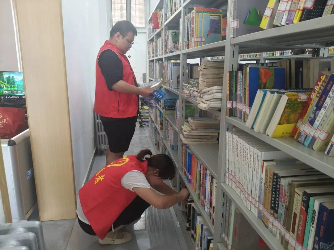 为充分发挥图书馆社会教育职能,引导青年学子积极投身公共文化服务,进一步充实图书馆志愿服务力量,8月6日,宁县图书馆组织开展大学生志愿者社会实践活动,让大家在基层文化实践中锤炼本领、增长才干,传承弘扬奉献、友爱、互助、进步的志愿精神。