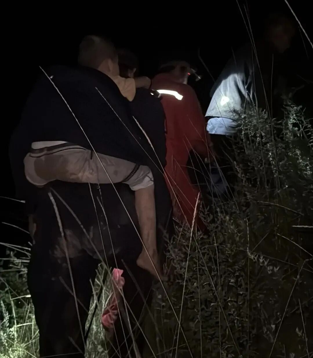 8月6日,被救男孩的父亲张先生特意制作了两面锦旗,携全家分别赠予上肖派出所和刑侦大队警犬技术中队。