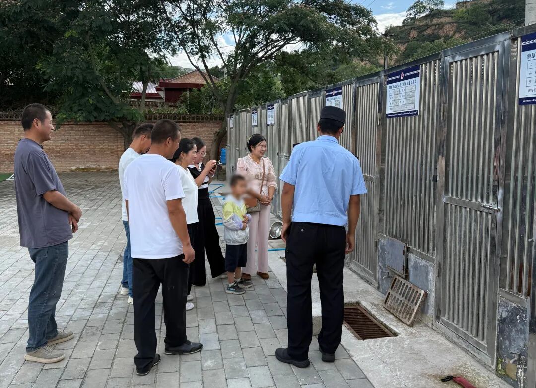 随后,训导员带领张先生全家参观了警犬基地。当看到警犬的那一刻,男孩瞬间变身忠实萌犬粉!好奇满满:“什么样的狗狗可以当警犬呢”、“这些狗狗有什么本领”……训导员都进行了详细讲解,还现场展示了警犬的超强本领:敏锐的嗅觉、快速奔跑的能力。