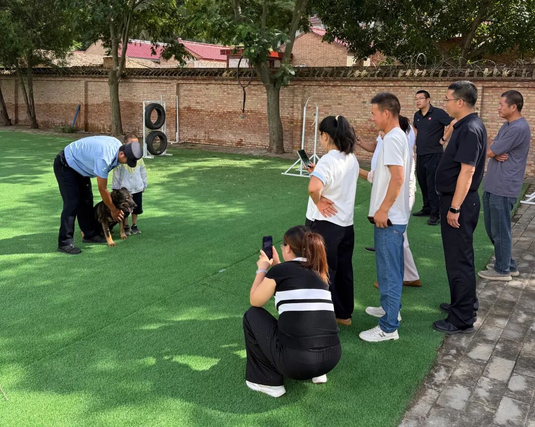 当训导员、男孩和警犬一起合影时,在所有人的镜头里定格下了夏日警营的专属美好与温暖瞬间。训导员与孩子交谈时,孩子稚气未脱却铿锵有力地说道:“警察叔叔,长大了我也要当一名警察,去帮助别人。”训导员鼓励道:“好好读书,将来一定能考上警察!”