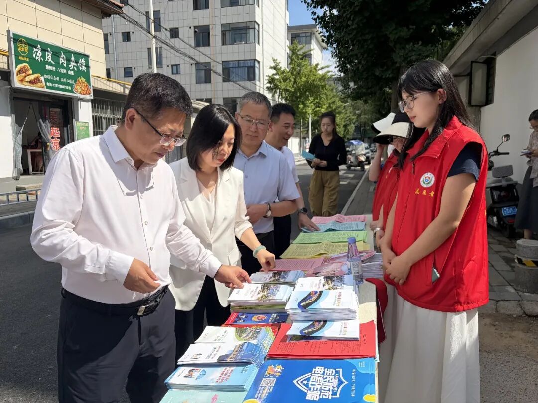 王之臣一行先后前往区工商局家属院、南苑路社区新兴领域党群活动服务站、安定路街道党建小游园和长庆社区通达豪苑小区党群服务站,现场观摩志愿服务活动开展情况,详细了解站点功能布局与服务运行、小区党群阵地作用发挥及便民服务落实情况,与街办、社区干部和居民群众亲切交谈,认真倾听大家对文明实践工作和社区志愿服务的真实感受。