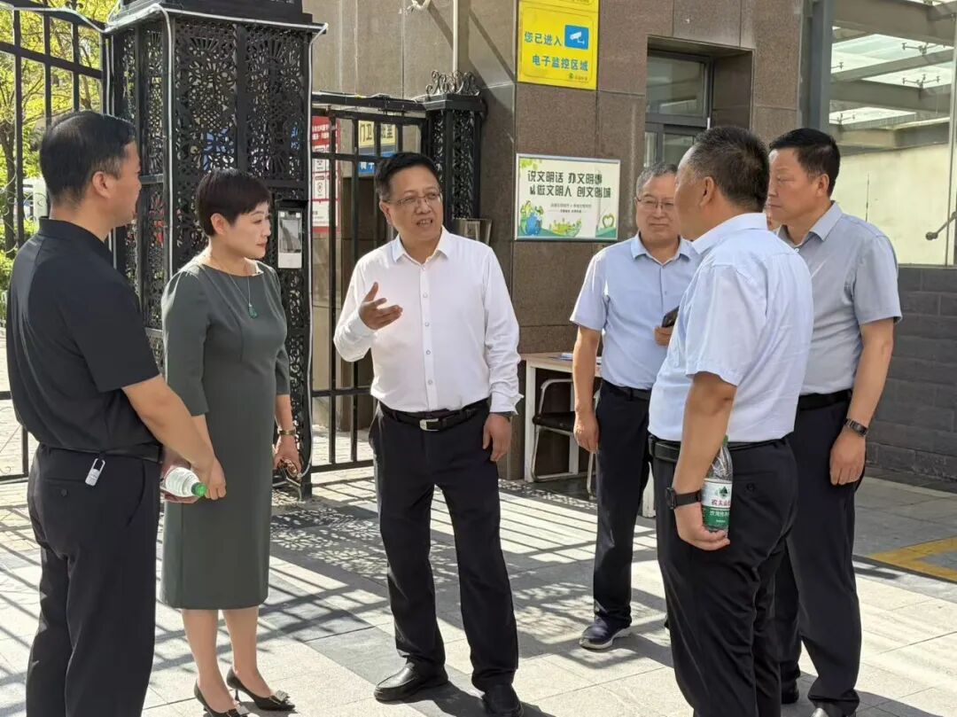 王之臣强调,要坚持以党建为引领,把党群服务站打造成联系服务群众、凝聚党心民心的坚强阵地。要结合老旧小区改造,统筹推进网线整治,绿化补植等利民举措,切实改善居民生活品质。要深耕网格化管理,推动力量下沉、资源整合,做实做细网格巡查走访,切实打通服务群众“最后一百米”。要围绕全国文明城市创建目标,广泛动员各方力量参与,推动志愿服务常态长效,积极回应群众关切,不断增强人民群众的获得感、幸福感、安全感。