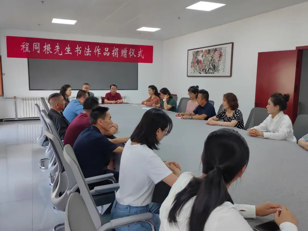 7月31日,故宫出版社顾问,故宫学校校长,中国书法家协会会员程同根先生书法作品捐赠仪式在环县举办。