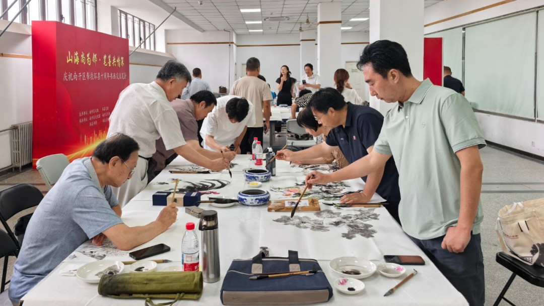 7月17日,“山海尚为邻·笔墨共情深”——庆祝南开区帮扶环县十周年书画交流笔会在南开区文化馆举行。