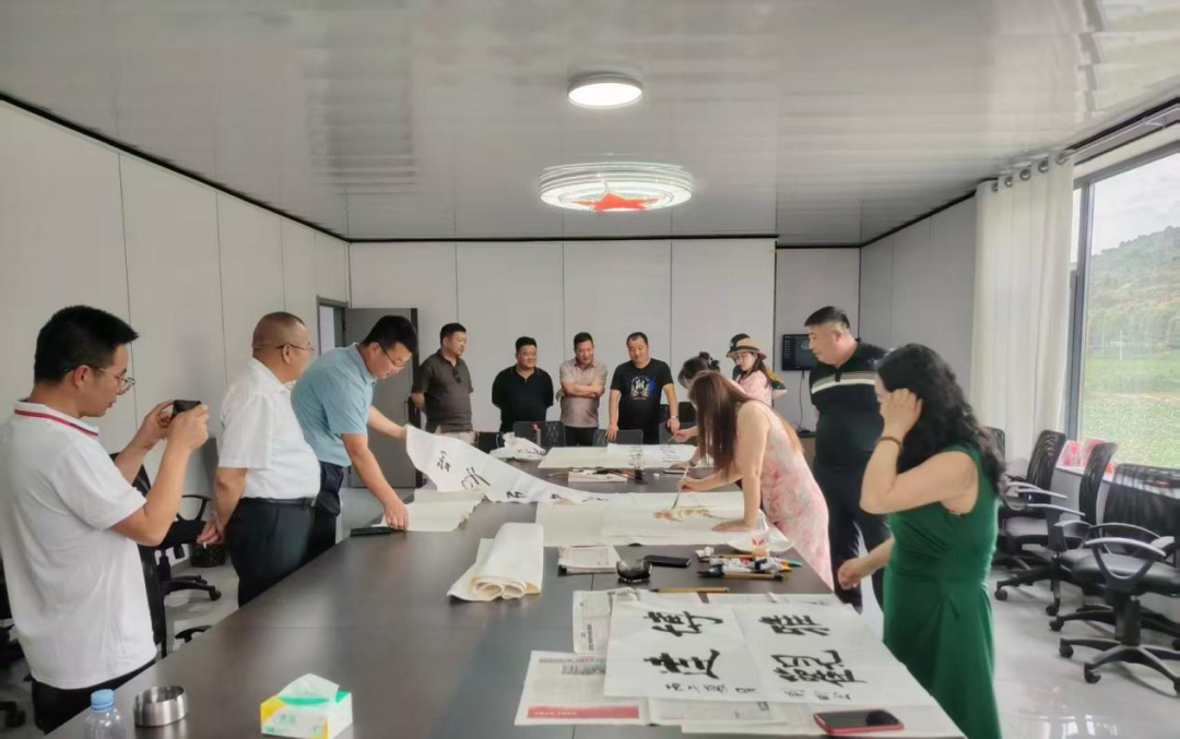 7月1日,华池县文联会同县域书画艺术家前往庆阳绿盛农产品有限公司开展“送文化”志愿服务,共同商讨文艺赋能路径。
