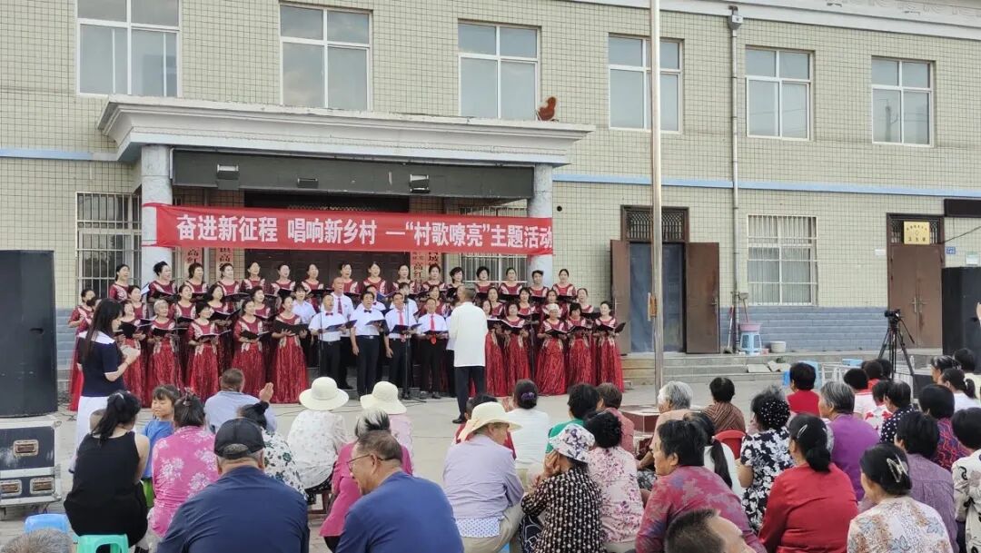 7月6日,正宁县文联组织文艺志愿者深入西坡镇高红村,开展“村歌嘹亮”主题文艺演出活动。