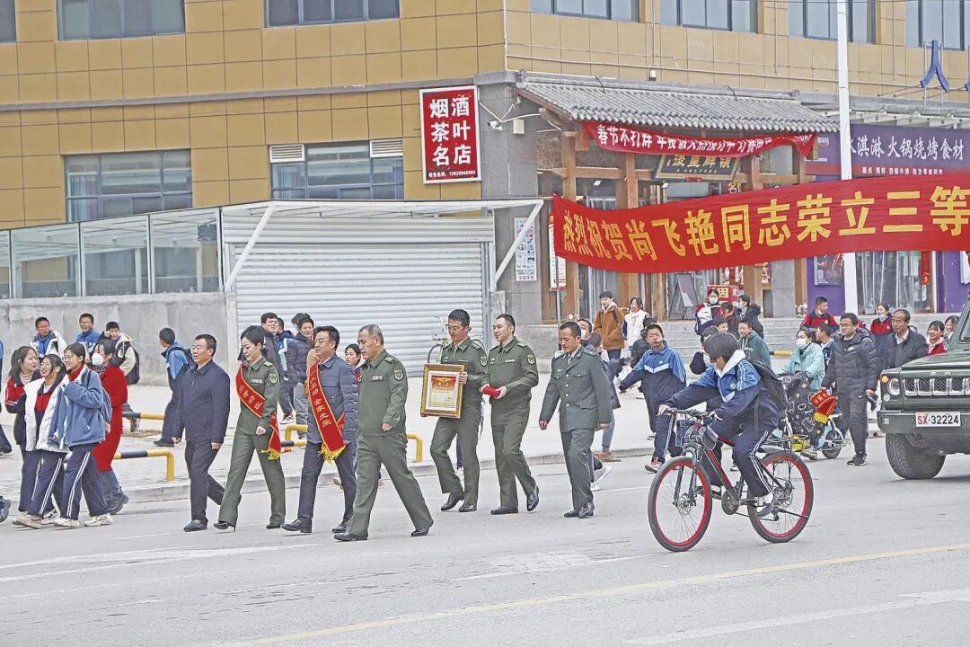 正宁县相关部门为立功军人送喜报。