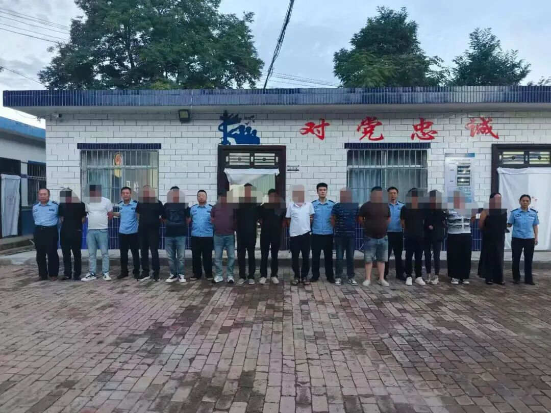 8月6日,马岭派出所民警在开展日常走访、隐患巡查过程中发现,辖区内存在聚众赌博违法行为,开展一系列工作后,成功打掉一处隐藏在野外树林的赌博窝点,现场一举抓获涉案人员14名,依法查获赌具及赌资若干。