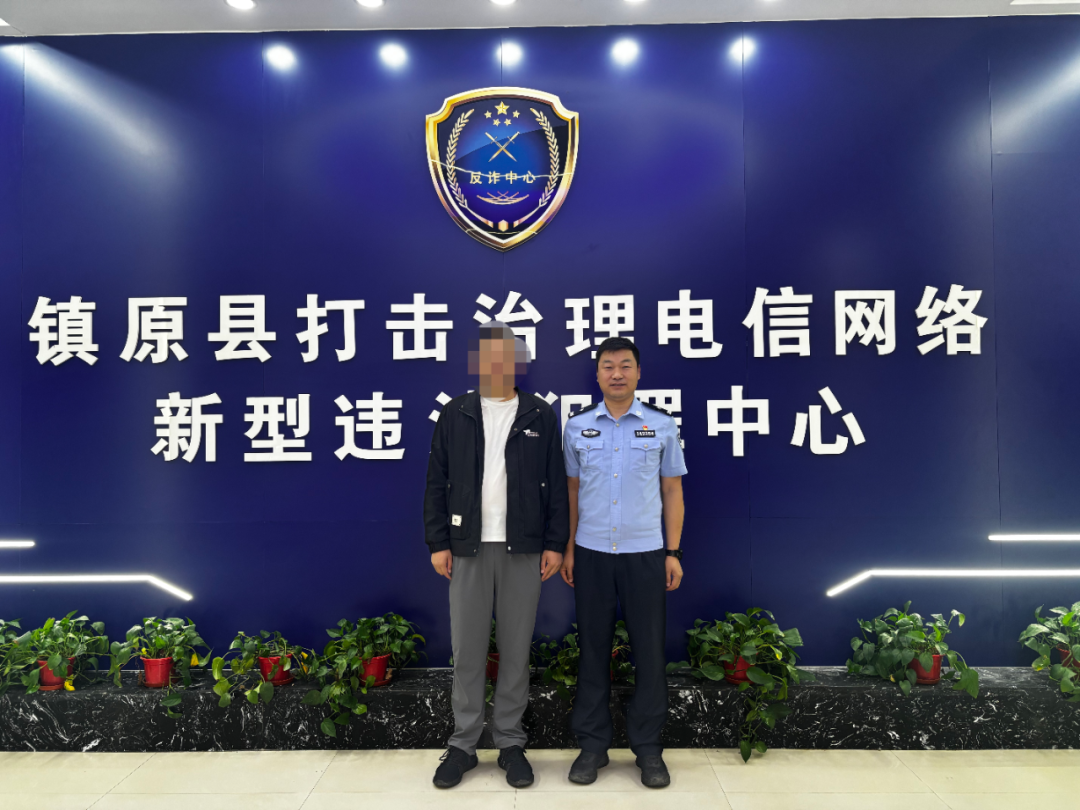 8月5日晚21时许,城关镇居民张某(化名)拿着手机慌慌张张地跑进刑侦大队电信网络诈骗犯罪侦查中队办公室,称其手机被远程控制黑屏,无法操纵。了解情况后,值班民警立即从抽屉中取出备用的手机卡针,仅用3秒就将张某的手机卡取出,物理切断了手机远程控制。随后,民警对其名下所有支付账户采取保护性止付措施。