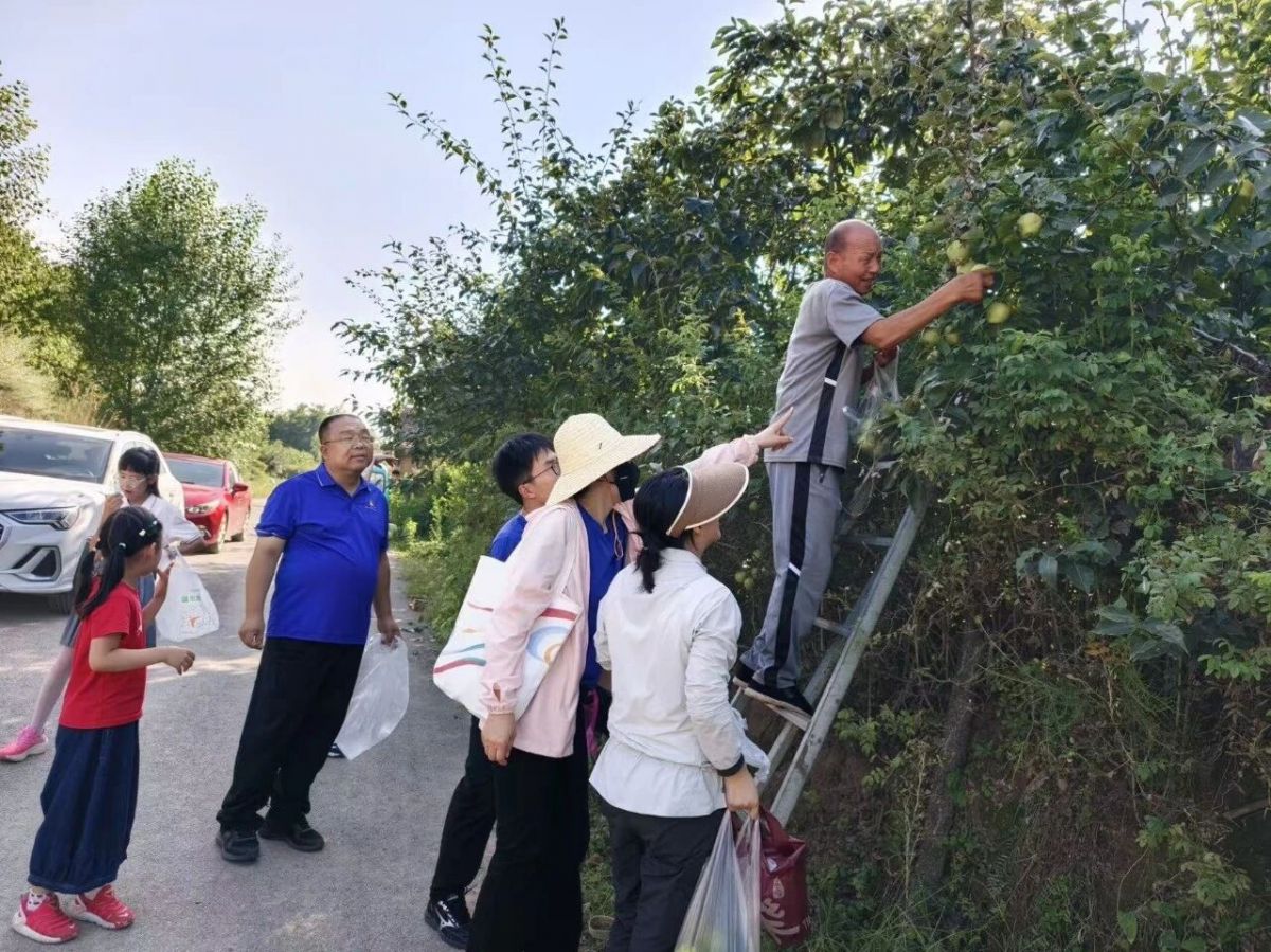 市政府外事办赴彭阳村开展关爱留守儿童主题志愿服务活动
