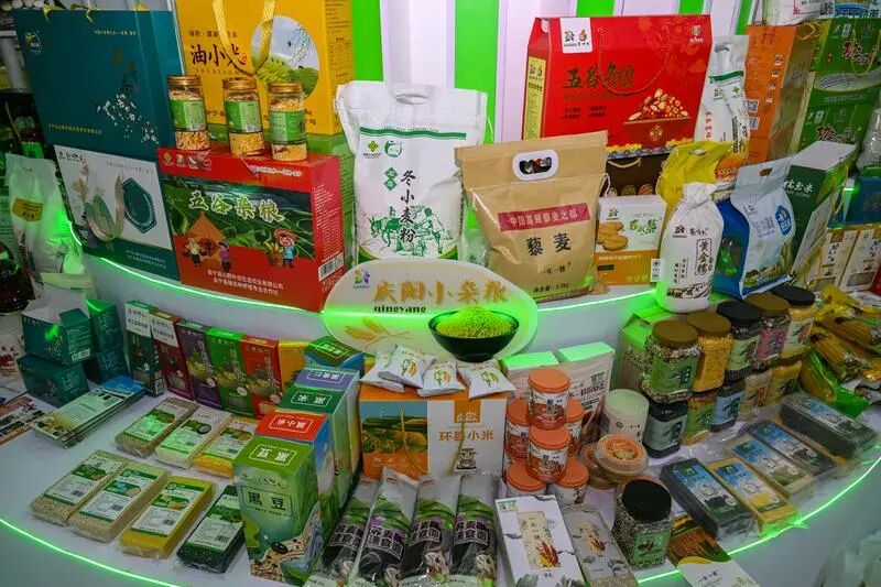 “甘味”农产品主题馆内展示展销的庆阳小杂粮。 庆阳融媒图库