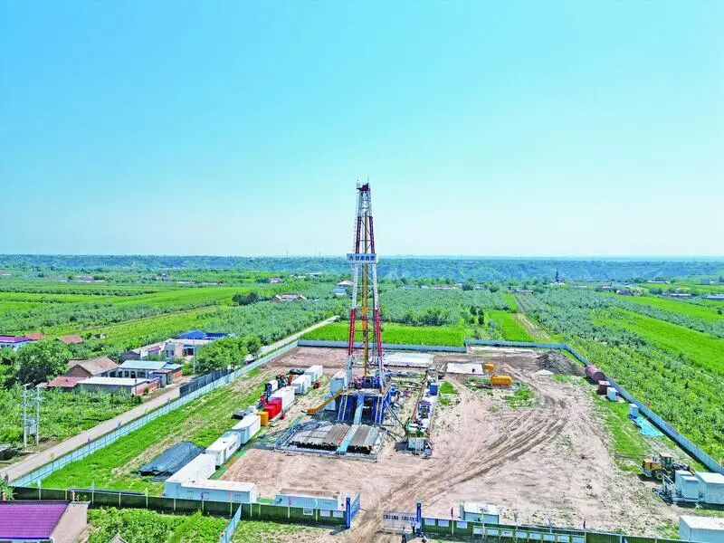 ▲长庆油田页岩油开发分公司岭三联轻烃装置建设项目。通讯员 嵇元卓 摄