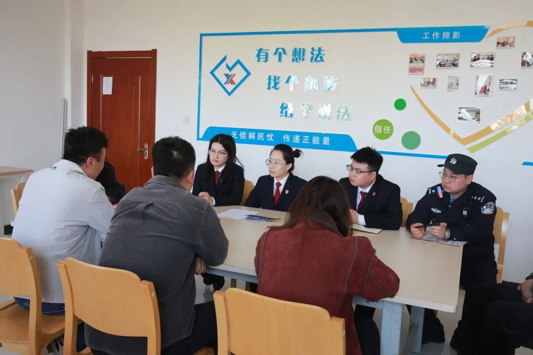 庆阳中院“青丝银发”党员干警志愿服务队调解校园纠纷。