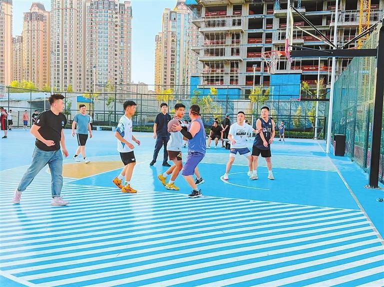市民在雁兴全民健身中心打篮球。(记者李永萍)