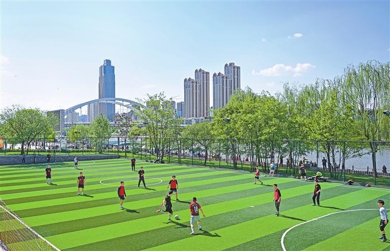 市民在兰州市全民健身中心踢球。(记者孟捷)