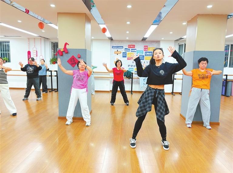 “花开老年大学”的学员在跳健身操。(焦家湾东社区供图)