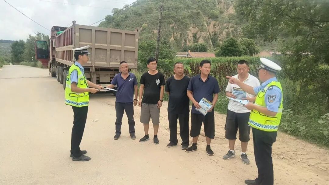 乔河执勤队趁着辖区集会人流密集，现场开展宣传服务。民警一边发放宣传资料，一边耐心答疑解惑，重点提醒群众远离农用车违法载人、骑行不戴头盔等安全风险，引导大家自觉遵守交通规则，守护自身出行安全。