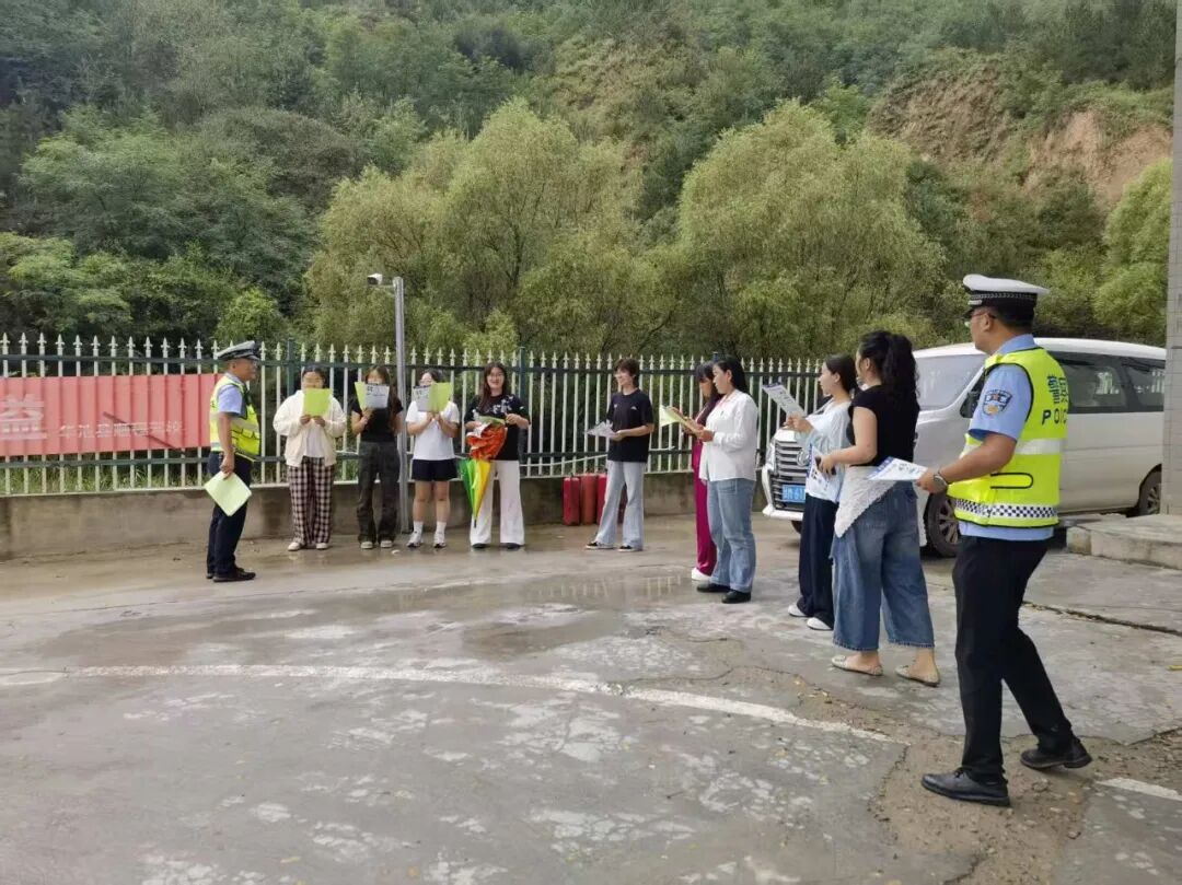 南梁执勤队深入辖区村庄，走村入户送安全。针对农村老年人、儿童及电动自行车驾驶人等重点群体，民警用家常话讲解出行安全常识，重点提醒电动自行车骑行佩戴头盔、不违规载人，不乘坐无资质车辆，让安全知识走进千家万户。