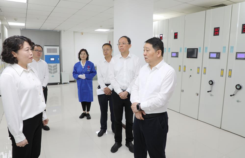 周继军在市委办公室市委政研室市委机要和保密局市档案馆调研