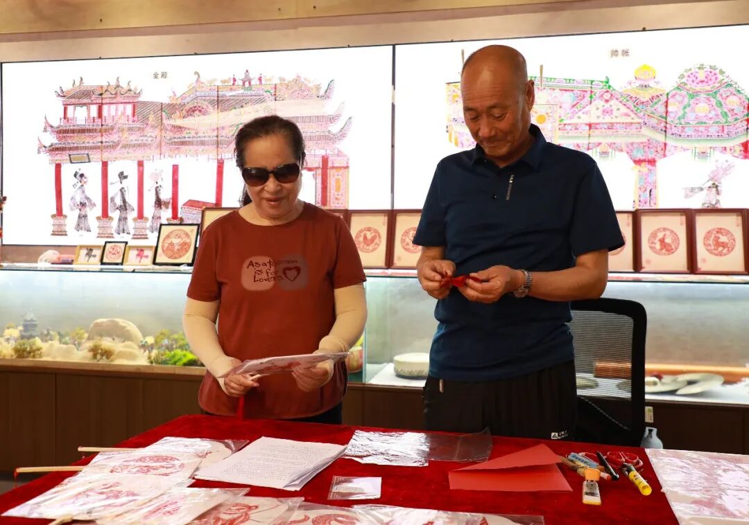 庆阳民俗文化园环县道情皮影馆里,一对师徒的剪纸传承