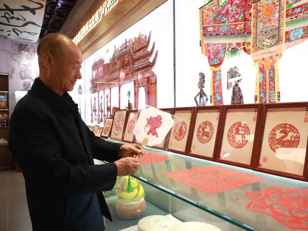 庆阳民俗文化园环县道情皮影馆里,一对师徒的剪纸传承
