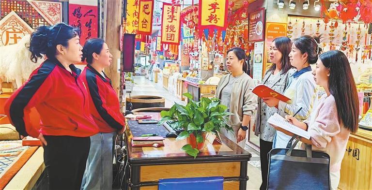 张娅利(右二)和同事实地了解企业情况。(受访者供图)