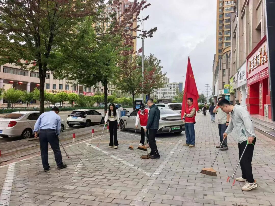 头雁领航,凝聚实干合力。局领导班子成员率先垂范、一线带队,主动认领环境卫生顽疾点位,现场协调解决难点堵点,切实发挥党员干部“关键少数”示范带动作用,引领全体干部职工主动奔赴创城一线,上下同心、步调一致,推动各项创建任务落地生根、开花结果。