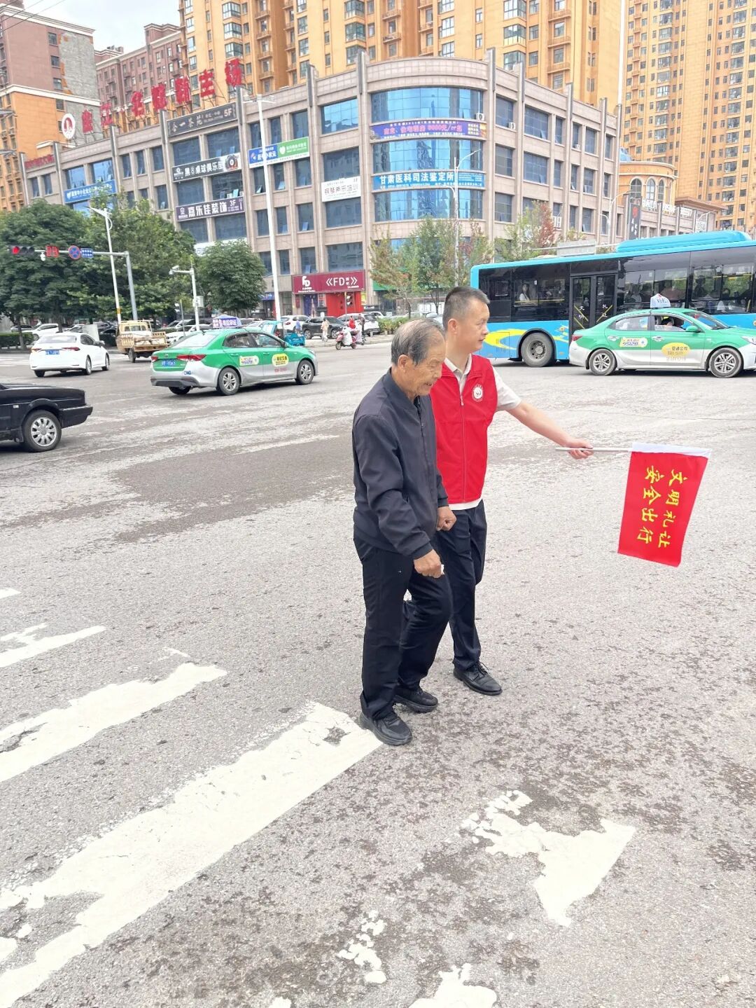 巧手梳妆,整治市容旧貌。全体干部职工身着“志愿红”深入包抓区域,化身城市美容师,全面清除墙面、电线杆、单元门等处的“牛皮癣”小广告,集中清理楼道及绿化带乱堆乱放杂物,深度清扫长期积压的卫生死角。同时耐心劝导纠正占道经营、横穿马路等不文明行为,精雕细琢城市“颜值”和“气质”,让市容焕然一新。