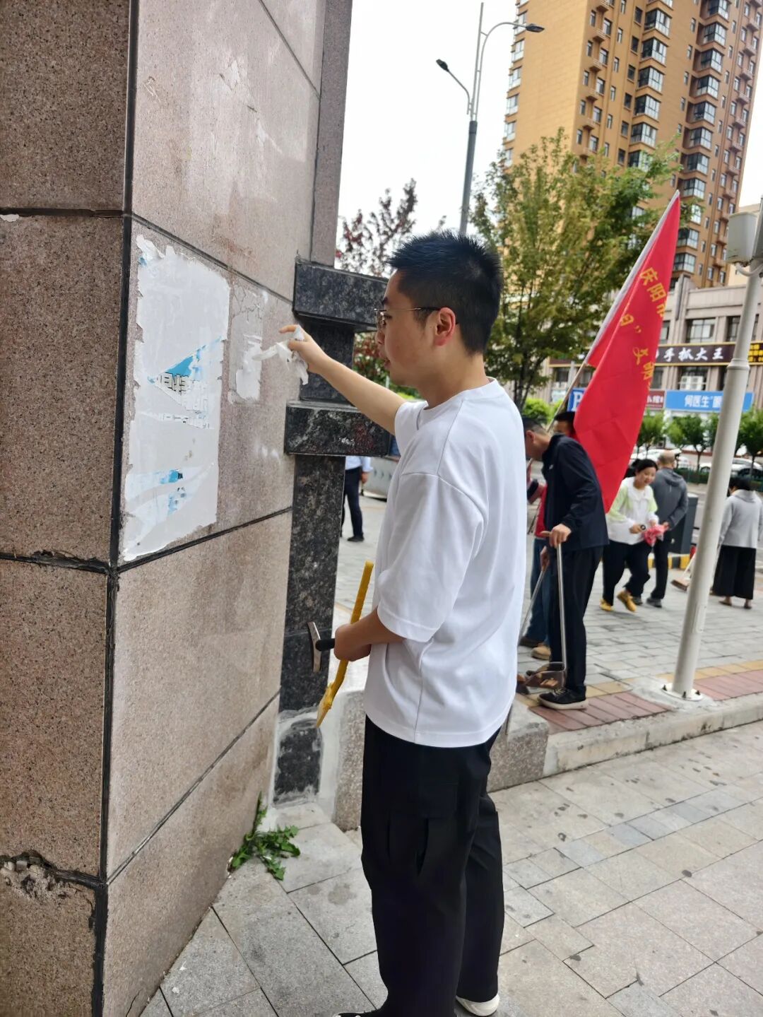 广传雅音,涵养文明新风。坚持整治与宣传双向发力,向市直集中办公区各机关单位发放文明行动倡议书,引导干部职工以身作则、践行文明新风。充分利用办公区LED电子屏,滚动播放文明城市创建宣传内容,让文明知识随处可见、文明理念入耳入心,持续营造共建共治共享的浓厚氛围。