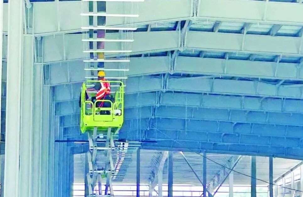 圣农食品(甘肃)有限公司食品深加工项目建设现场,工人在高空作业。