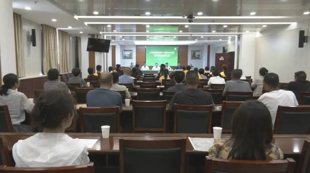 仪式上，金徽酒庆阳片区负责人介绍了金徽酒正能量爱心助学工程开展情况，现场为合水县20名品学兼优的家庭困难大学新生发放助学金共计4万元，有效缓解了学子们入学的经济压力，为他们安心求学、逐梦前行保驾护航。