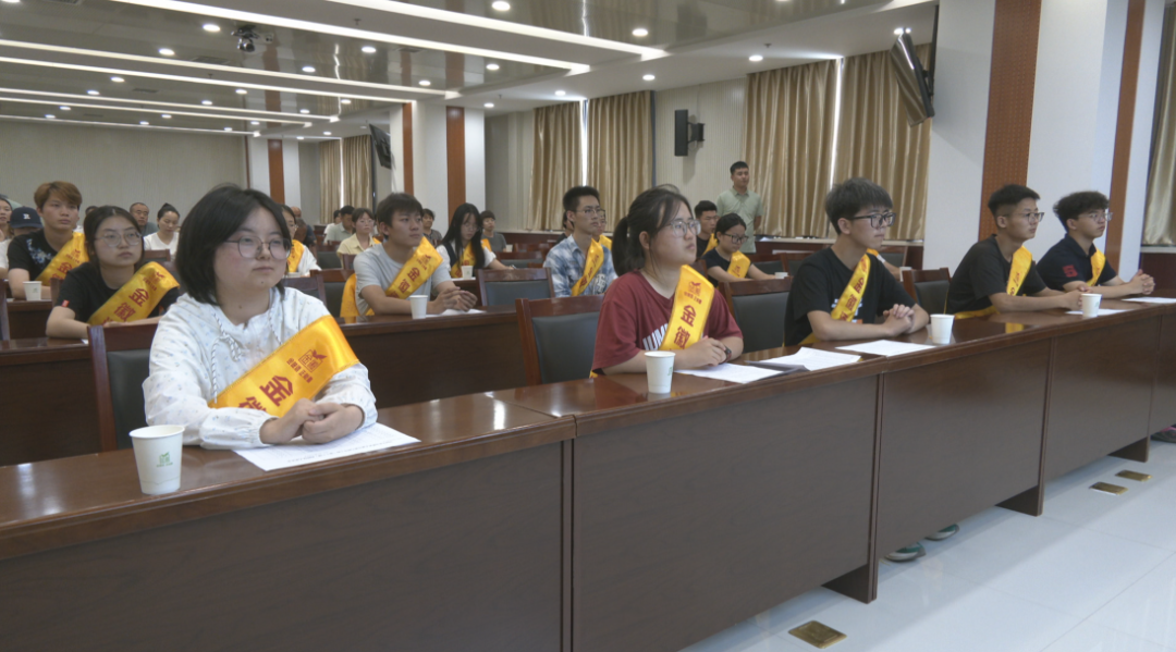 据悉，金徽酒股份有限公司长期深耕公益助学领域，积极履行企业社会责任，金徽酒正能量爱心助学工程已连续开展十八年，累计投入公益资金超1.7亿元，持续帮扶各地家庭经济困难学生顺利完成学业。