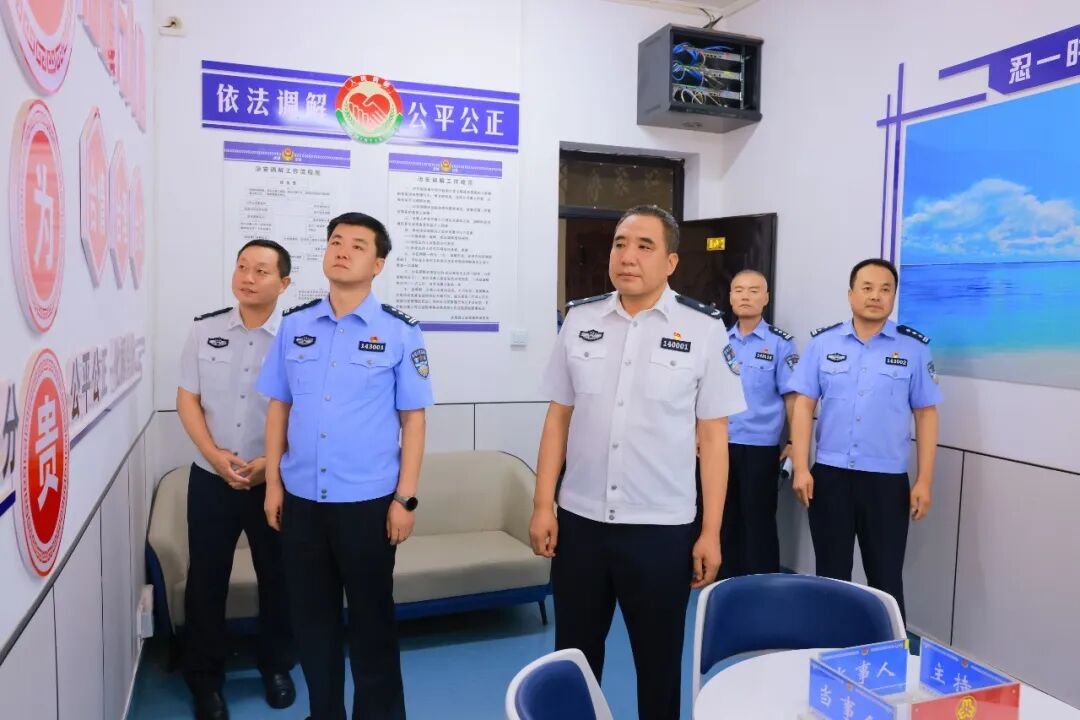 雷晓刚同志调研庆城公安工作