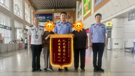 庆阳机场公安高效履职帮助旅客找回遗失手机获赠锦旗
