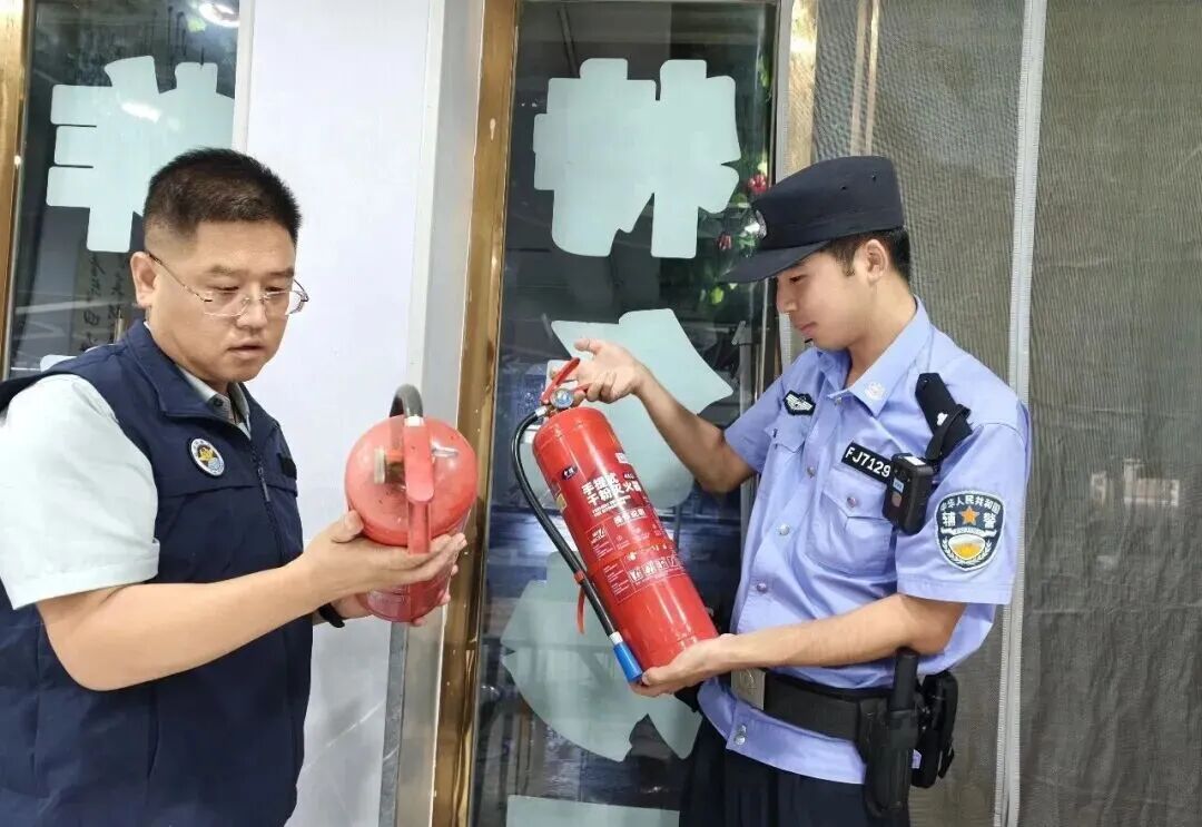 合水县公安局何家畔派出所联合镇政府应急、综治等部门,开展消防安全夜间联合清查行动,聚焦“九小场所”、沿街商铺、超市、餐饮等夜间经营点位,重点排查消防设施是否完好、疏散通道是否畅通、电气线路是否规范,整治电线私拉乱接、电动车违规充电、“三合一”违规住人等隐患。对发现的问题现场督促整改,无法当场整改的建立台账、闭环管理。同时向经营户和群众普及防火、用电、应急逃生知识。