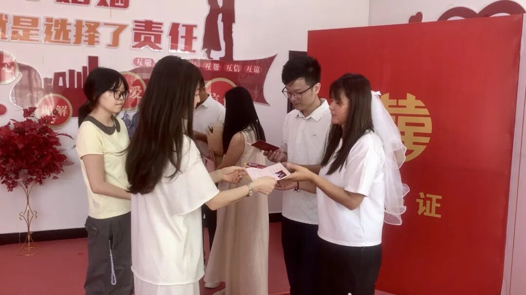 庆城:七夕佳节领证忙 文明婚俗成新风
