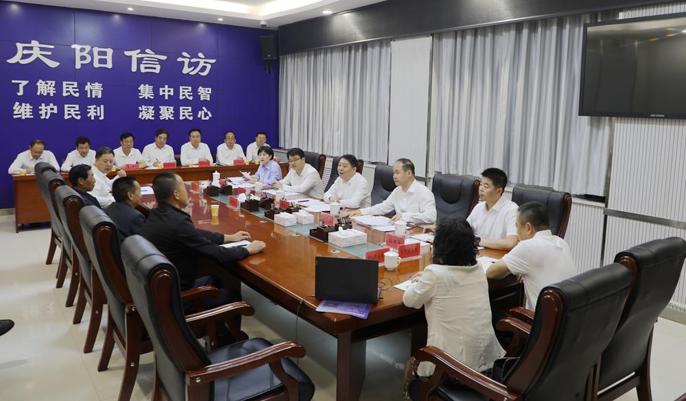 周继军来到市信访接待大厅，面对面听取来访群众诉求，详细了解问题缘由，与有关负责同志研究解决举措。