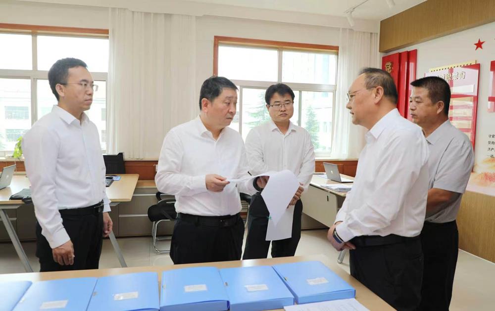 在市住建局、市教育局和西峰区人社局，周继军详细了解各行业民生领域信访问题集中治理及&ldquo;三清零三到位&rdquo;行动开展情况。