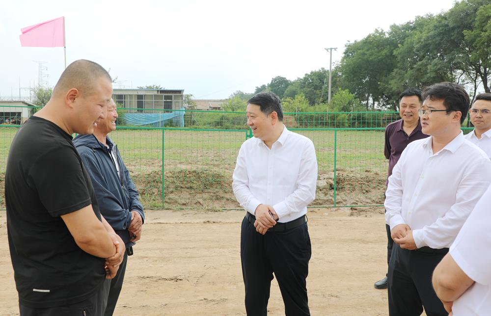 在西峰区新桥村，周继军现场调研包抓的信访事项，面对面听取群众征迁安置等方面的诉求，共同研究解决方案。他强调，要树立&ldquo;群众利益无小事&rdquo;理念，严格落实领导包案、定期接访、带案下访等制度，始终站在群众的角度看问题、想问题、解决问题，依法依规保障群众权益，以实实在在的工作成效取信于民、造福于民。