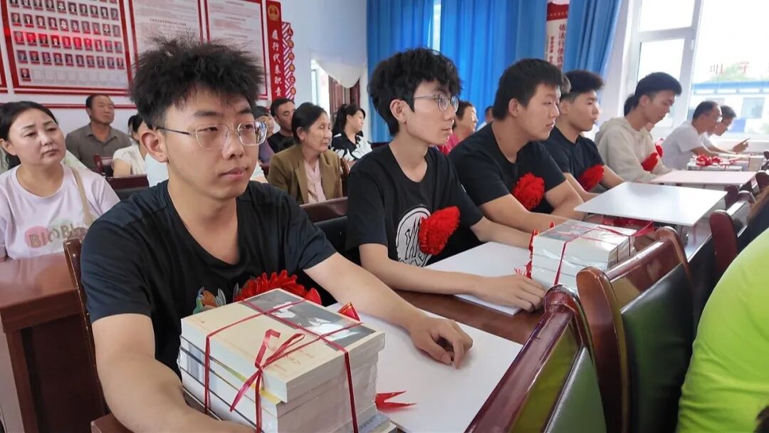 华池县王咀子乡举办 “情润学子 筑梦启航” 困难大学生资助活动