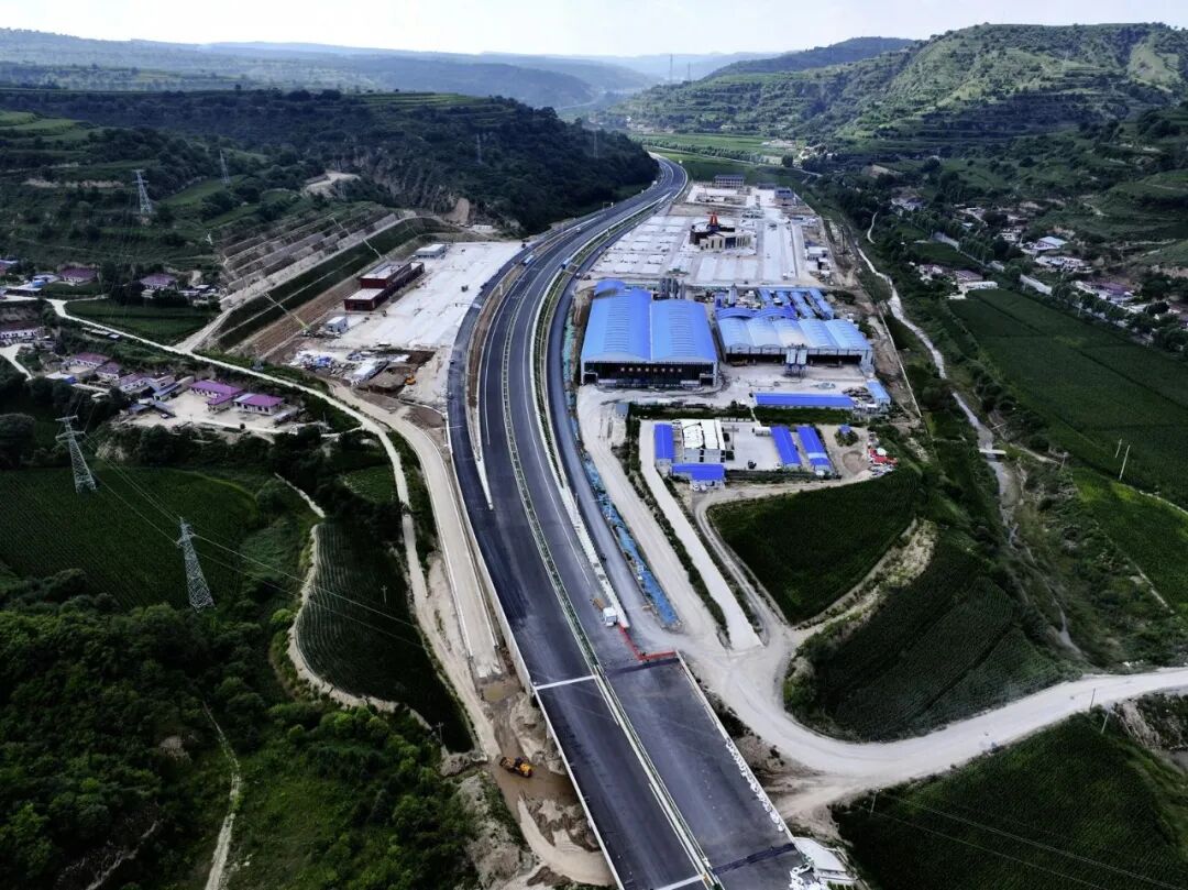 太华公路建设现场。