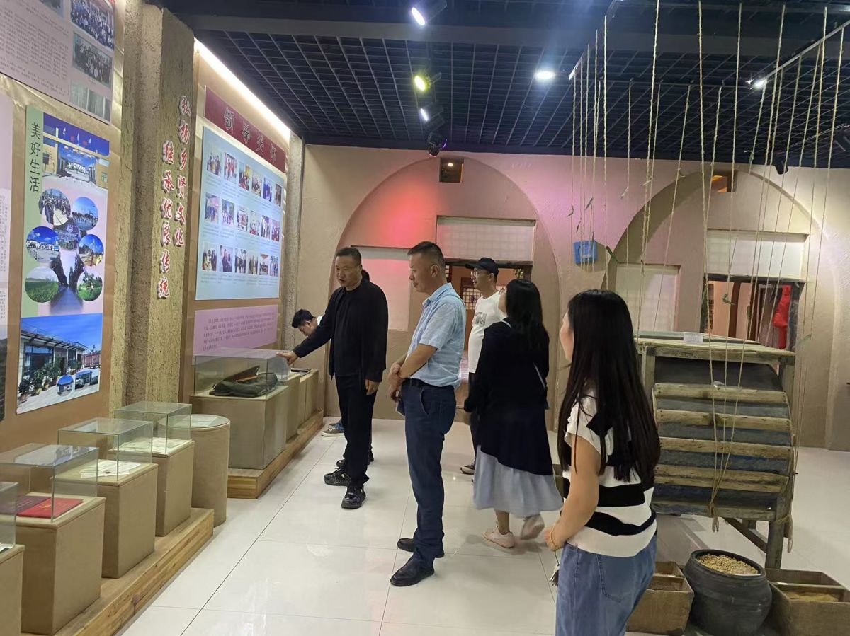 观摩团参观白马镇王畔村史馆
