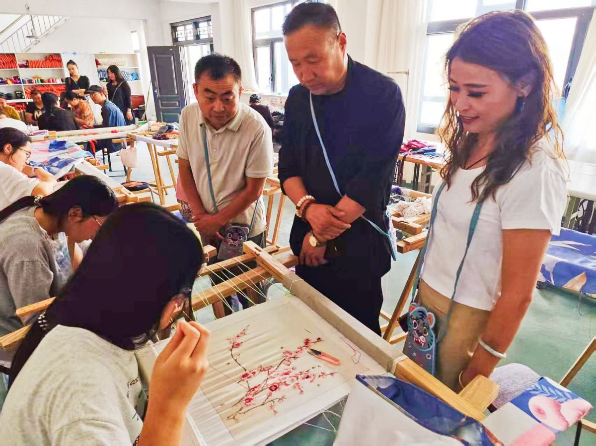 观摩团参观驿马镇"庆阳红世纪绣庄坊"