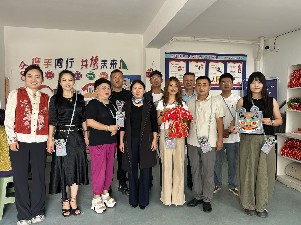 观摩团参观驿马镇"庆阳红世纪绣庄坊"