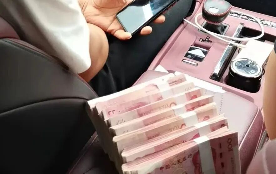 民警立即启动紧急处置机制,赶在资金交付前找到当事人。面对核查,当事人起初称现金用于房屋翻新,后承认陷入交友类骗局,但仍抱有侥幸心理。民警结合同类受骗案例讲解诈骗套路,当事人最终看清骗局,成功保住8万元。