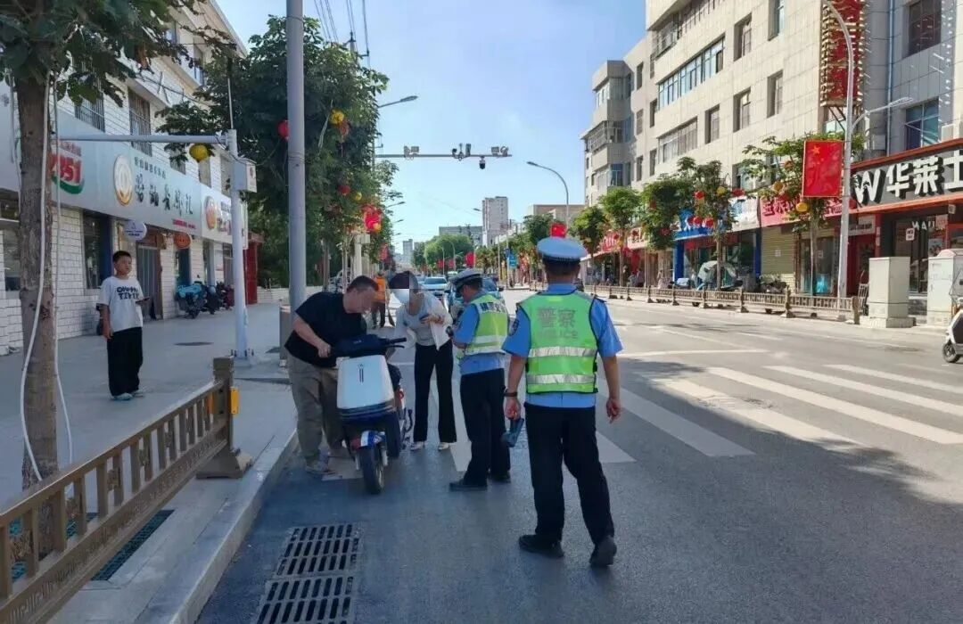 行动中,大队将中小学校及幼儿园周边划定为严管区域,采取定点值守与流动巡逻相结合的方式,严查乱停乱放、骑乘不戴头盔、酒驾醉驾、无牌无证、超员超载等违法行为,对长期占道停放的“僵尸车”进行集中清理。同时坚持教育与处罚并重,开展查纠劝导。