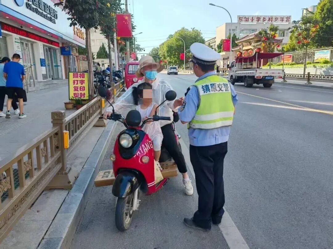 此外,大队通过新媒体平台和家长群发布交通安全提示,组织民警走进社区、公交公司、村镇,面对面开展“一盔一带”宣传,引导师生和家长自觉摒弃交通陋习。